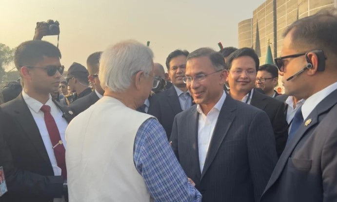 নবনির্বাচিত প্রধানমন্ত্রীর সঙ্গে শুভেচ্ছা বিনিময় বিদায়ী প্রধান উপদেষ্টার